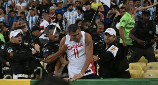 巴西阿根廷球迷冲突惊现易建联球迷