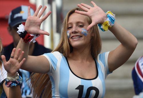 阿根廷女球迷掀开衣服